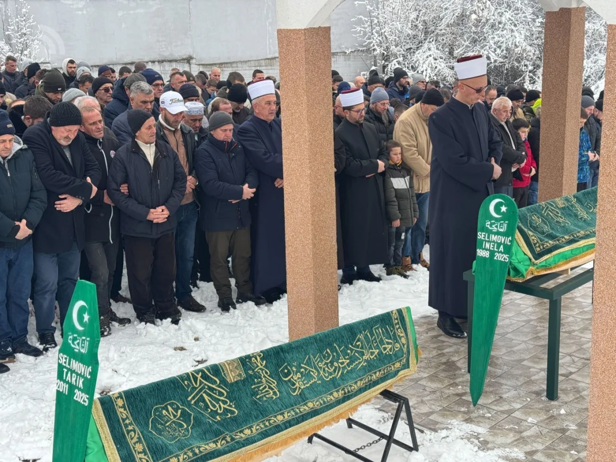 Klanjana dženaza i obavljen ukop Inele Selimović i njenog sina Tarika na mezarju Barice u Puračiću/A. Bešić