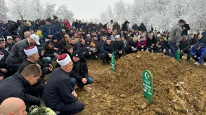 Klanjana dženaza i obavljen ukop Inele Selimović i njenog sina Tarika na mezarju Barice u Puračiću/A. Bešić