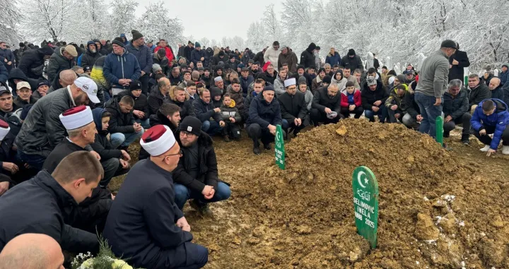 Klanjana dženaza i obavljen ukop Inele Selimović i njenog sina Tarika na mezarju Barice u Puračiću/A. Bešić