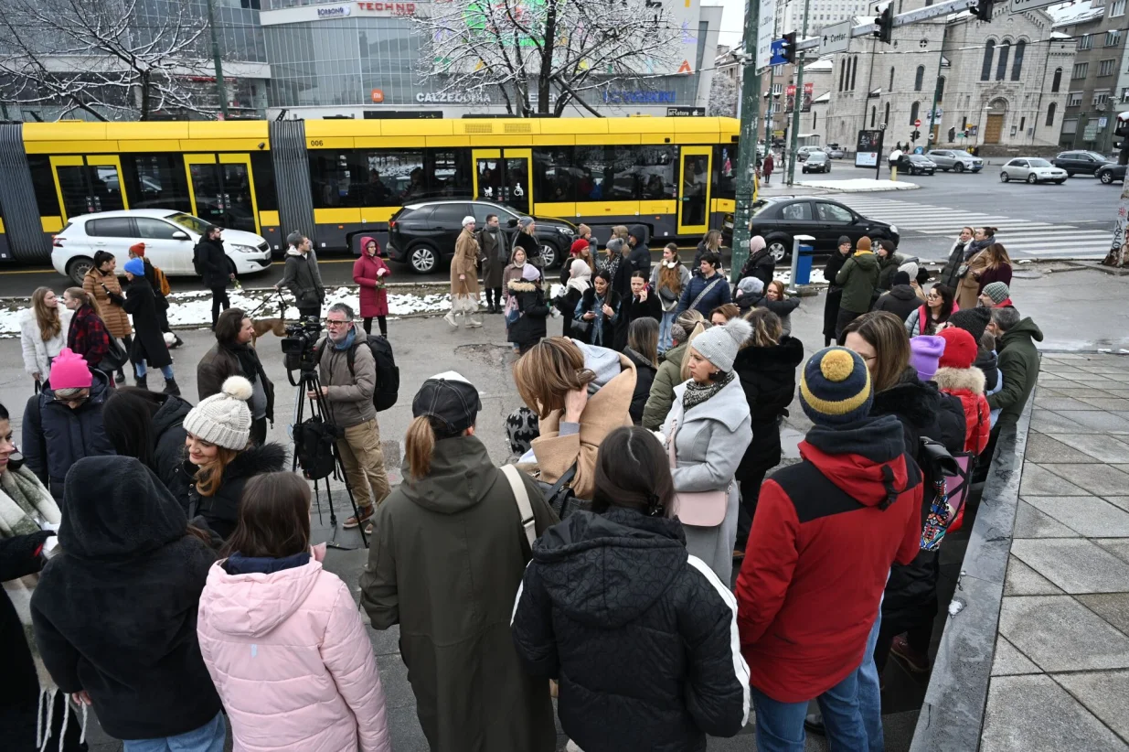 Građani u Sarajevu položili ruže. Minutom šutnje odali počast Ineli i njenom sinu/Harun Muminović