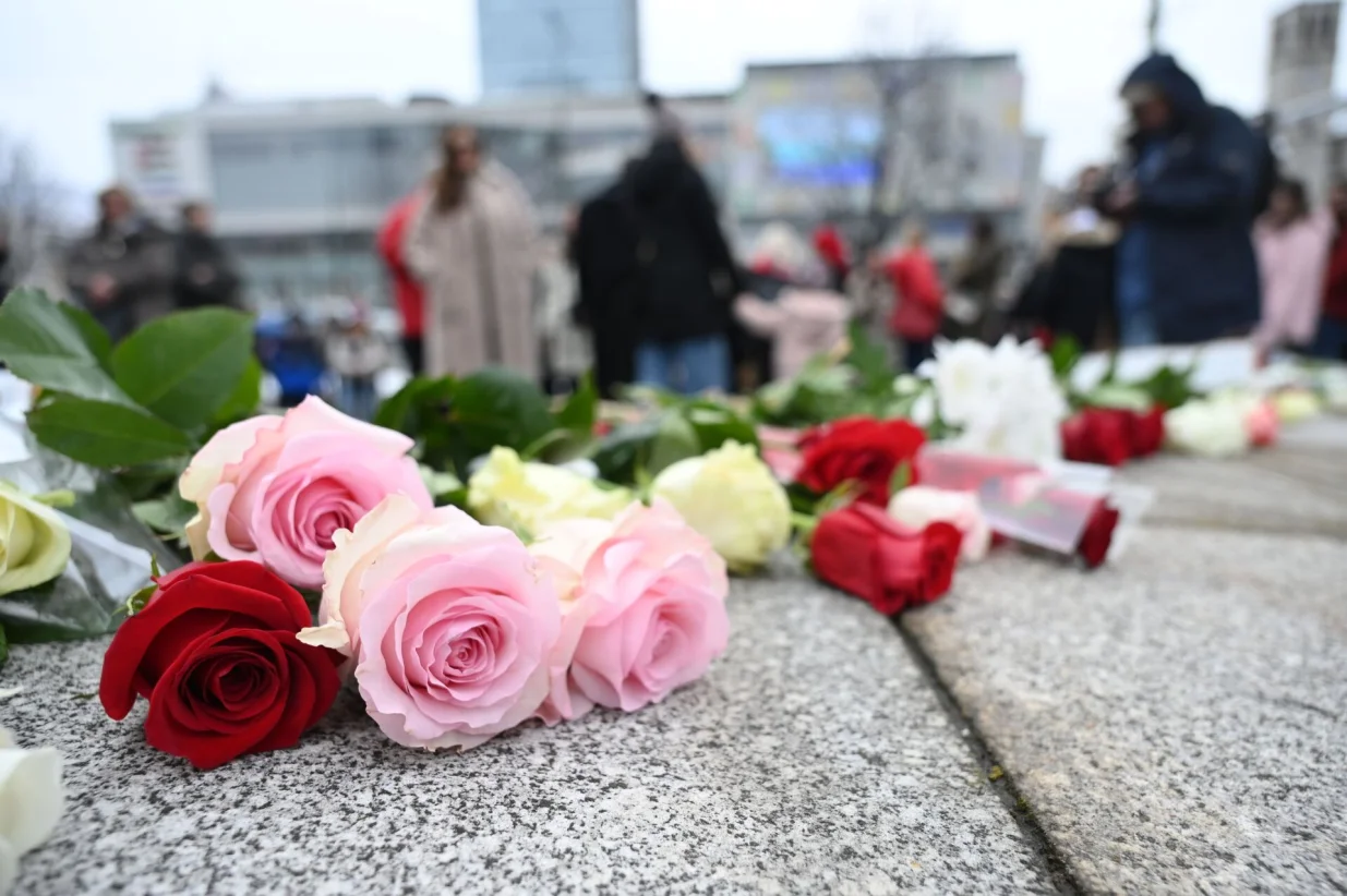 Građani u Sarajevu položili ruže. Minutom šutnje odali počast Ineli i njenom sinu/Harun Muminović