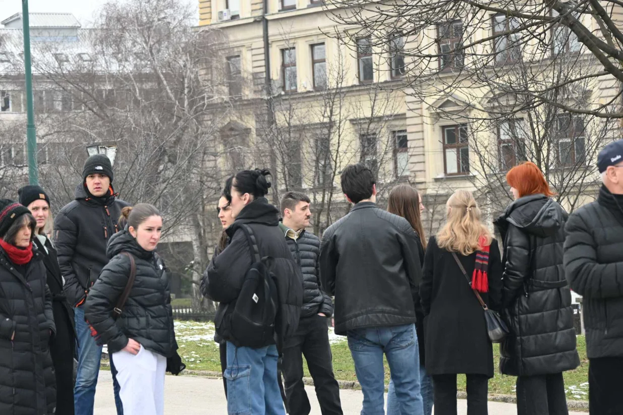 Mirno okupljanje građana na koje je pozvala neformalna grupa studenata HTP (Hoće l' ta promjena), u Hastahana Skate Parku u Sarajevu. Skup se organizuje u čast ubijenima Ineli Selimović i njenom sinu Tariku/Andrej Bjeloš