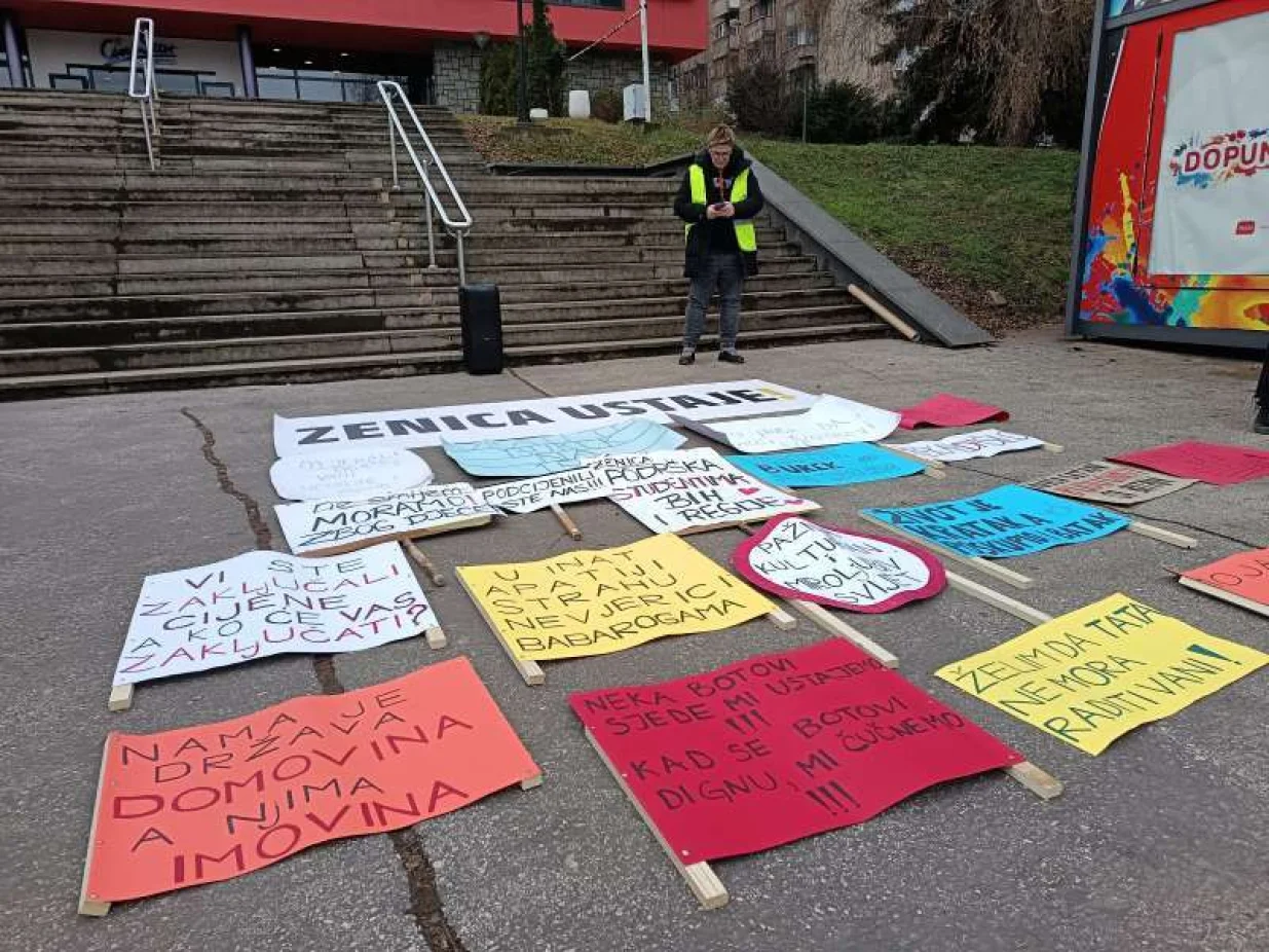 Mirni protest Zeničana - "Zenica ustaje". Iznijeli su zahtjeve za poboljšanje ukupnog stanja u društvu. Protest počeo minutom šutnje za Inelu i Tarika Selimovića/Vehid Begunić