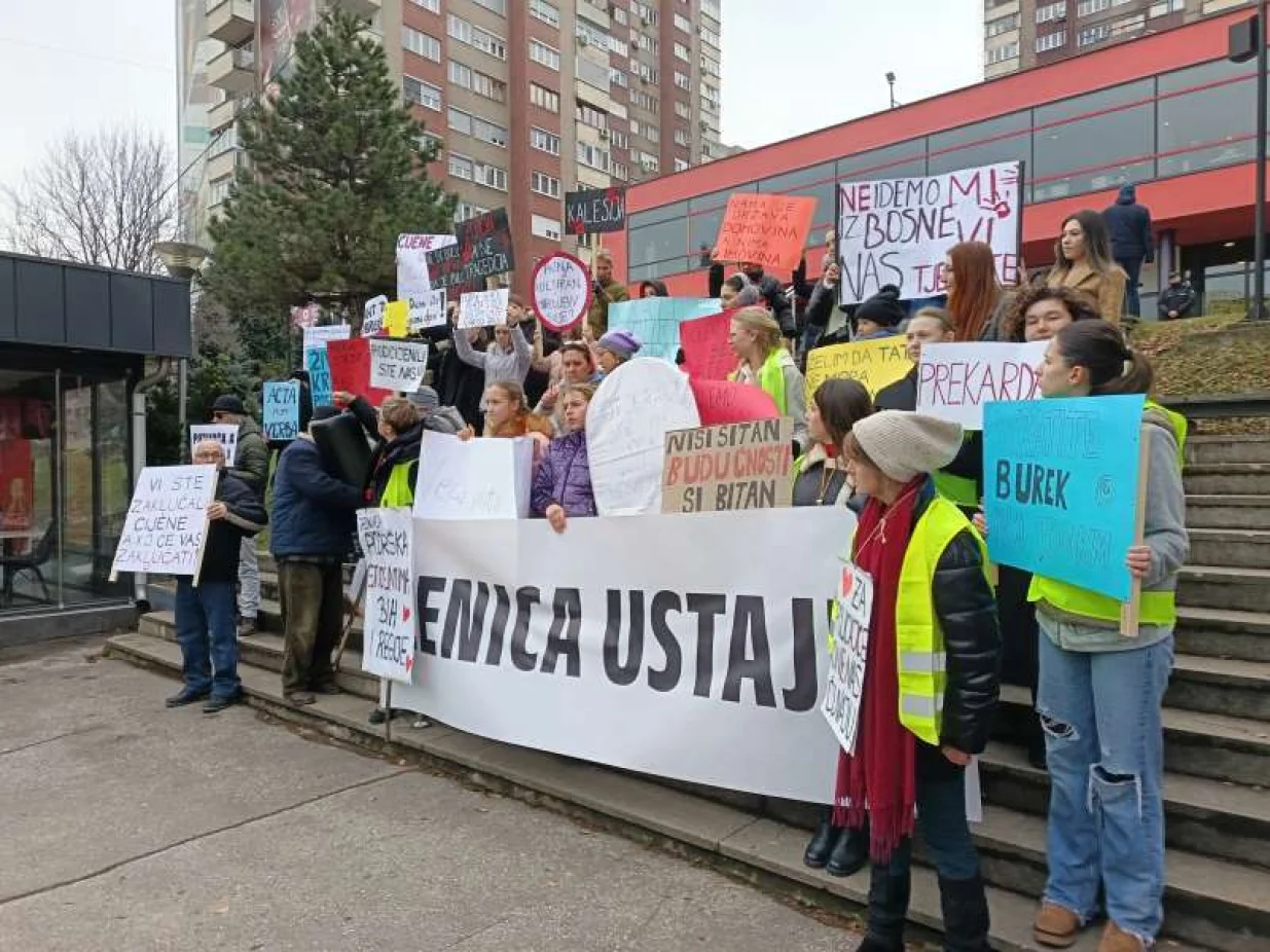 Mirni protest Zeničana - "Zenica ustaje". Iznijeli su zahtjeve za poboljšanje ukupnog stanja u društvu. Protest počeo minutom šutnje za Inelu i Tarika Selimovića/Vehid Begunić