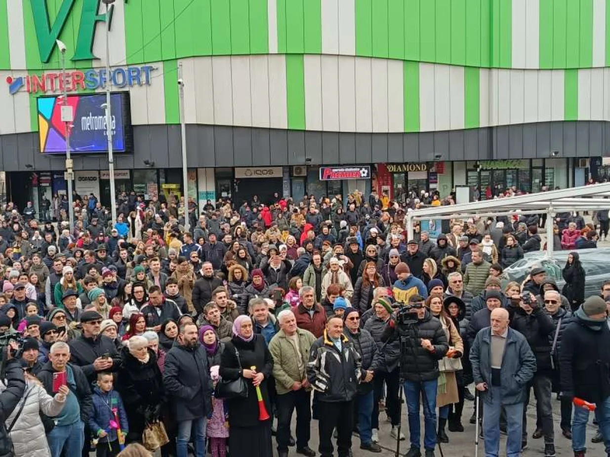 Mirni protest Zeničana - "Zenica ustaje". Iznijeli su zahtjeve za poboljšanje ukupnog stanja u društvu. Protest počeo minutom šutnje za Inelu i Tarika Selimovića/Vehid Begunić