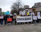 Mirni protest Zeničana - "Zenica ustaje". Iznijeli su zahtjeve za poboljšanje ukupnog stanja u društvu. Protest počeo minutom šutnje za Inelu i Tarika Selimovića/Vehid Begunić