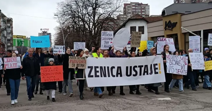 Mirni protest Zeničana - "Zenica ustaje". Iznijeli su zahtjeve za poboljšanje ukupnog stanja u društvu. Protest počeo minutom šutnje za Inelu i Tarika Selimovića/Vehid Begunić