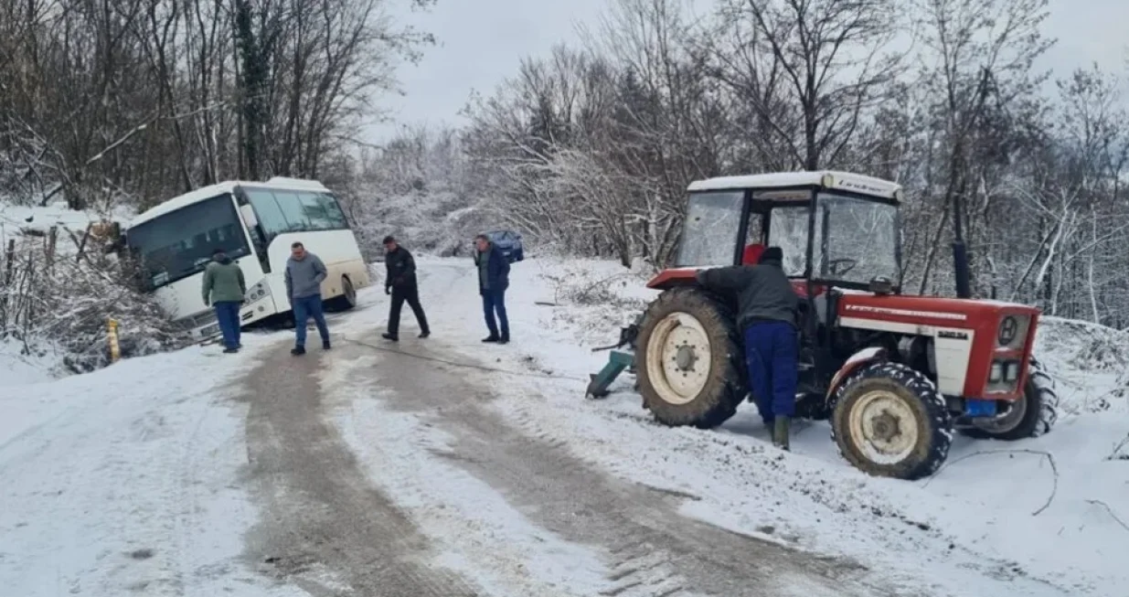 Traktor izvlačio autobus/ATV//