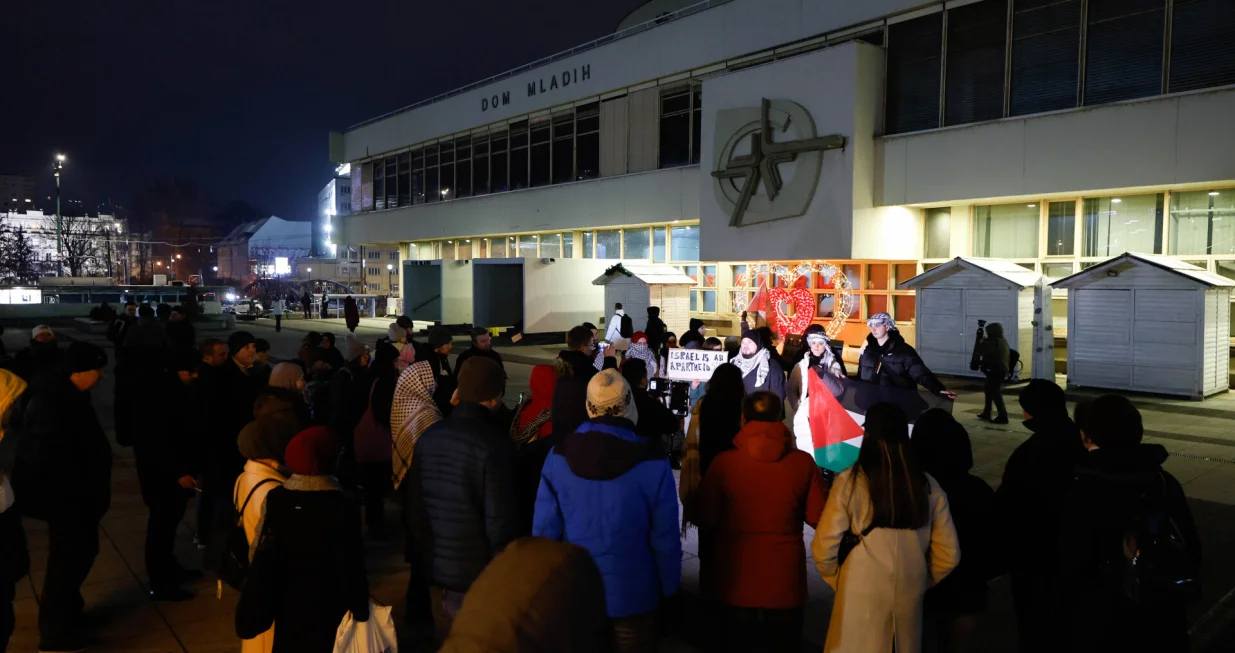 Protesti ispred dvorane uoči utakmice (FOTO: Damir Deljo/Oslobođenje)