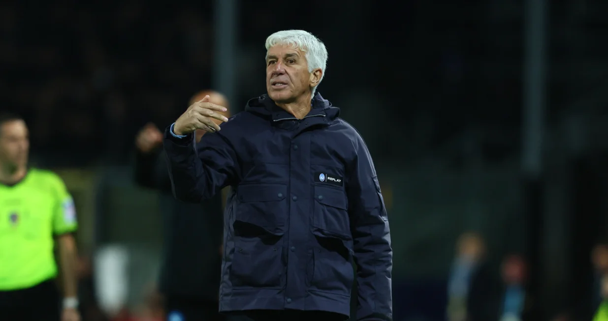 epa10288449 Atalanta's head coach Gian Piero Gasperini reacts during the Italian Serie A soccer match between Atalanta BC and SSC Napoli in Bergamo, Italy, 05 November 2022. EPA/PAOLO MAGNI