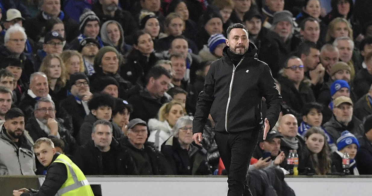 epa10384269 Roberto De Zerbi manager of Brighton & Hove Albion during the English Premier League soccer match between Brighton & Hove Albion FC and Arsenal London in Brighton, Britain, 31 December 2022. EPA/Vince Mignott EDITORIAL USE ONLY. No use with unauthorized audio, video, data, fixture lists, club/league logos or 'live' services. Online in-match use limited to 120 images, no video emulation. No use in betting, games or single club/league/player publications