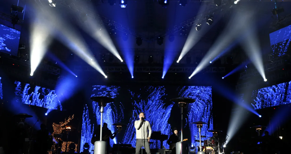 epa08096854 Serbian singer Zeljko Joksimovic performs on stage during the New Year celebrations in Sarajevo, Bosnia and Herzegovina, 31 December 2019. EPA/FEHIM DEMIR/Fehim Demir