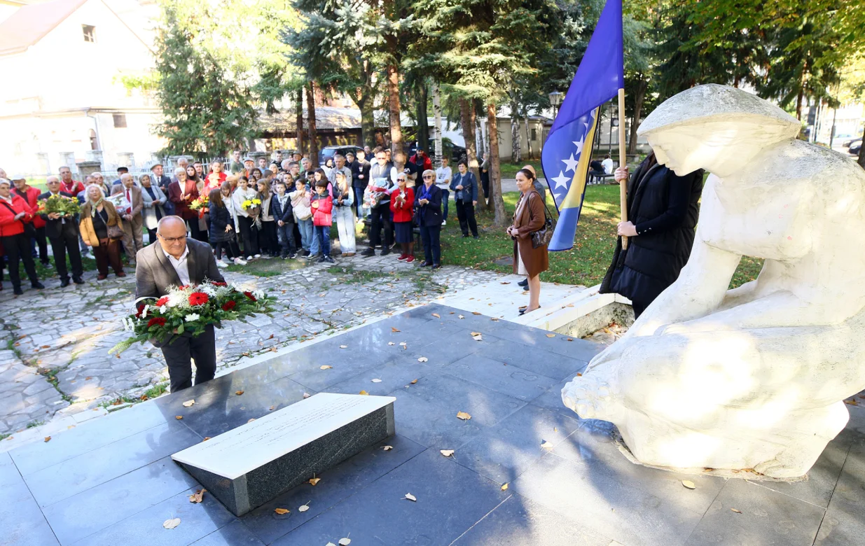 polaganje cvijeća ispred spomenika Majka poginulim borcima NOR-a 1941-1945/Muhamed Tunović