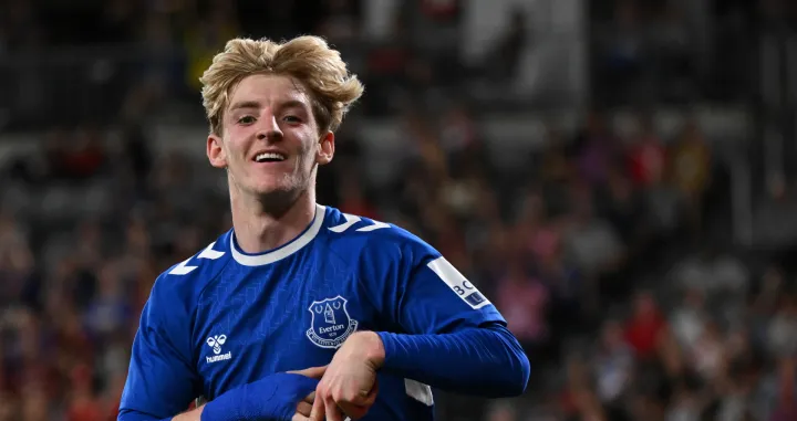 epa10321964 Anthony Gordon of Everton celebrates after scoring a goal during the Sydney Super Cup soccer exhibition match between Everton and the Western Sydney Wanderers in Sydney, Australia, 23 November 2022. EPA/DEAN LEWINS EDITORIAL USE ONLY AUSTRALIA AND NEW ZEALAND OUT