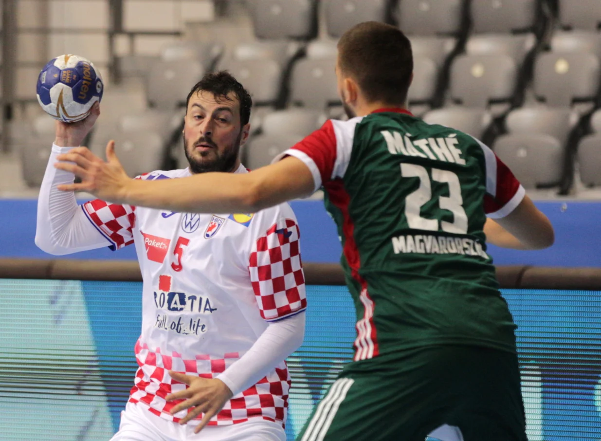 epa08805949 Dominik Mathr (R) of Hungary in action against Domagoj Duvnjak (L) of Croatia during the Handball Eurocup match between Croatia and Hungary in Osijek, Croatia, 07 November 2020. EPA/-