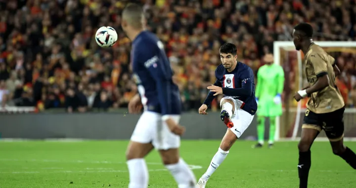 epa10385771 Paris Saint Germain's Carlos Soler (C) in action during the French Ligue 1 soccer match between RC Lens and Paris Saint Germain in Lens, France, 01 January 2023. EPA/CHRISTOPHE PETIT TESSON