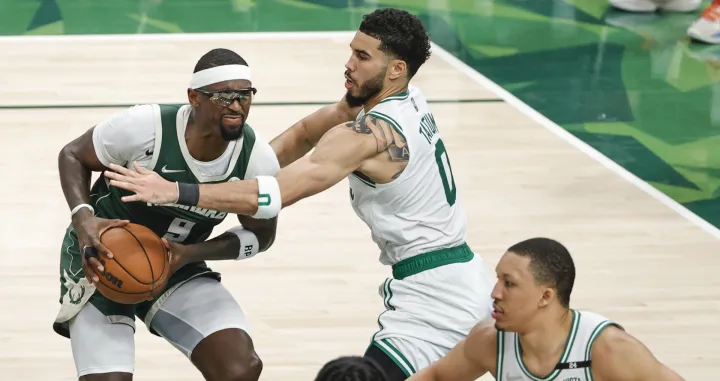 epa09946000 Boston Celtics forward Jayson Tatum (C) defends against Milwaukee Bucks center Bobby Portis (L) during the second half of NBA Eastern Conference semifinal playoff game six between the Milwaukee Bucs and Boston Celtics at Fiserv Forum in Milwaukee, Wisconsin, USA, 13 May 2022. EPA/KAMIL KRZACZYNSKI SHUTTERSTOCK OUT