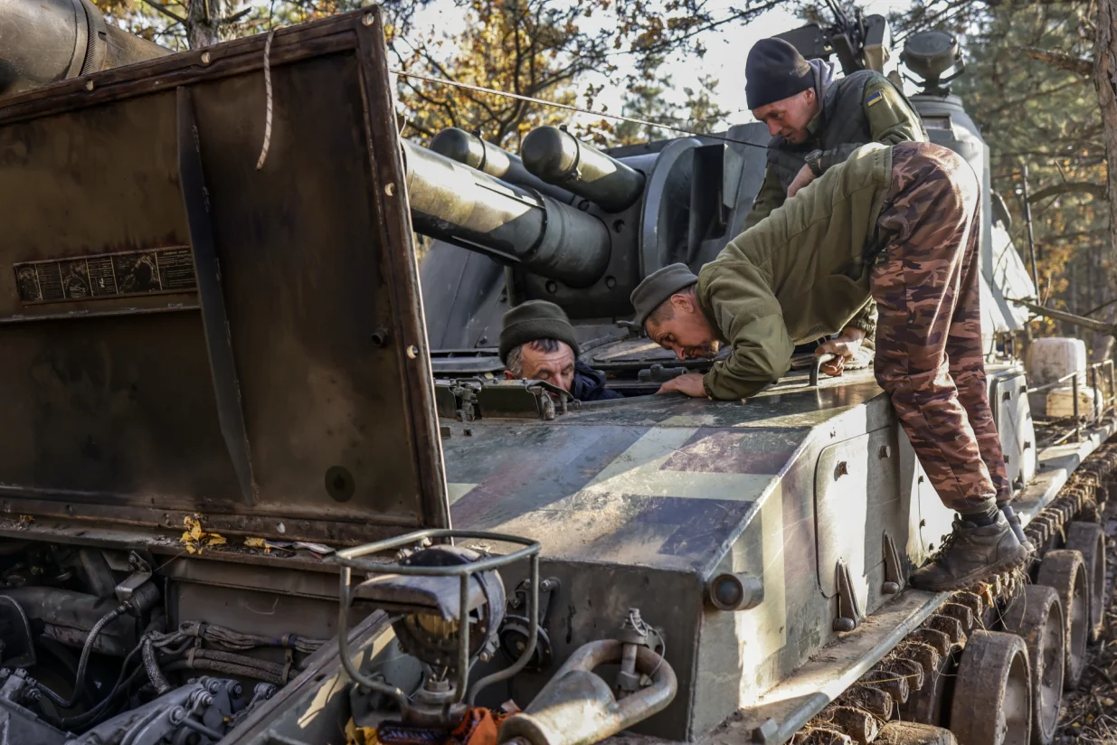 epa10273475 Ukrainan soldiers work on a self-propelled gun 2S3 in northern Kherson region, Ukraine, 29 October 2022. Russian troops on 24 February entered Ukrainian territory, starting a conflict that has provoked destruction and a humanitarian crisis. EPA/HANNIBAL HANSCHKE/Hannibal Hanschke