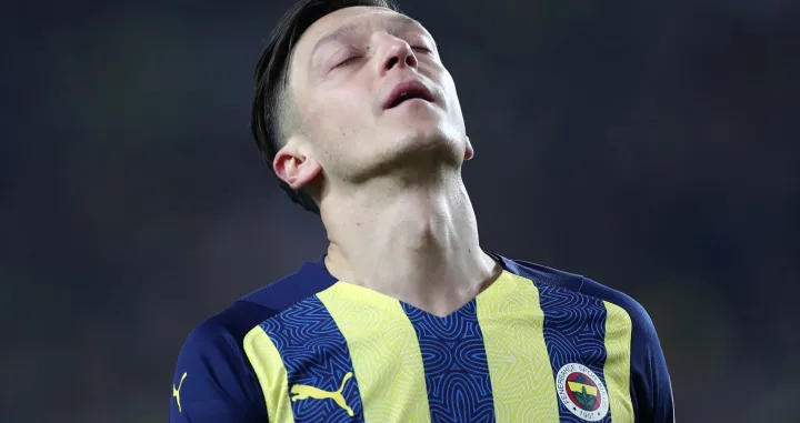 epa09650614 Mesut Ozil of Fenerbahce reacts during the Turkish Super League soccer match between Fenerbahce and Besiktas in Istanbul, Turkey, 19 December 2021. EPA/SEDAT SUNA