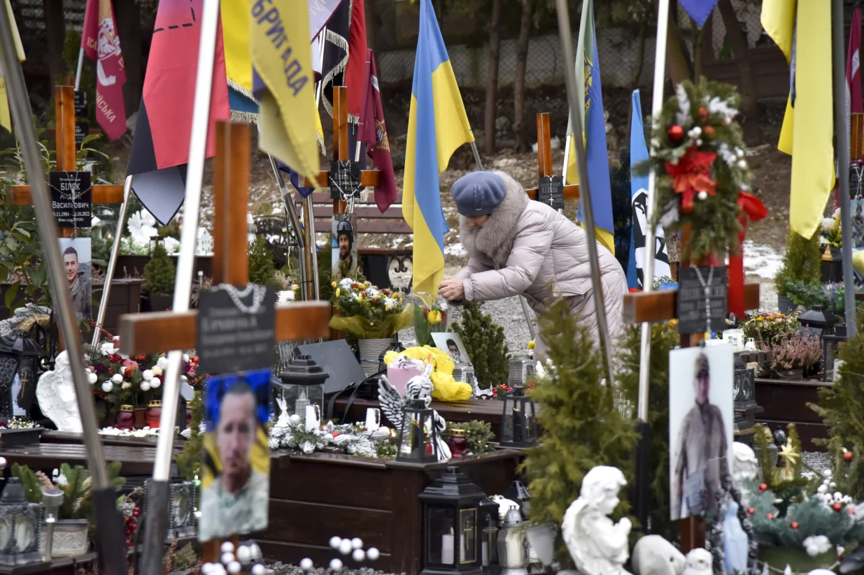 LAVOV, UKRAJINA, 24. FEBRUAR:​​​​​Na Ličakovskom groblju održana je ceremonija u čast poginulim vojnicima na 3. godišnjicu rusko-ukrajinskog rata, povodom tri godine od početka sukoba, 24. februara 2025. u Lavovu, Ukrajina. U Lavovu je na današnji dan održana minuta šutnje u znak sjećanja na poginule u ovom ratu, kao i podizanje državne zastave Ukrajine. (Michael Sorrow - Anadolu Agency)/