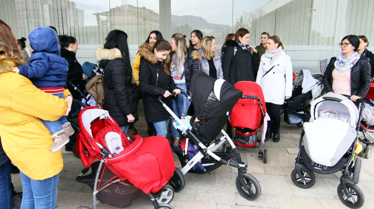 protest porodilja iz Zenice ispred zgrade Gradske upave u Zenici/Muhamed Tunović