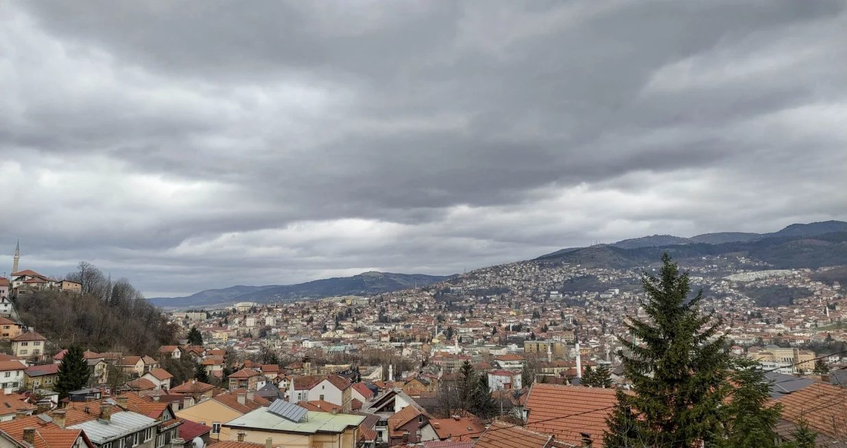 Oblačno vrijeme panorama Sarajeva/Damir Deljo