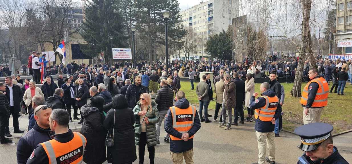 Pristalice SNSD-a ispred NSRS-a uoči izricanja presude Miloradu Dodiku i nastavka sjednice NSRS-a/Goran Dakić