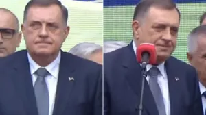 Dodik po izlasku na binu i prilikom obraćanja/Screenshot/Screenshot