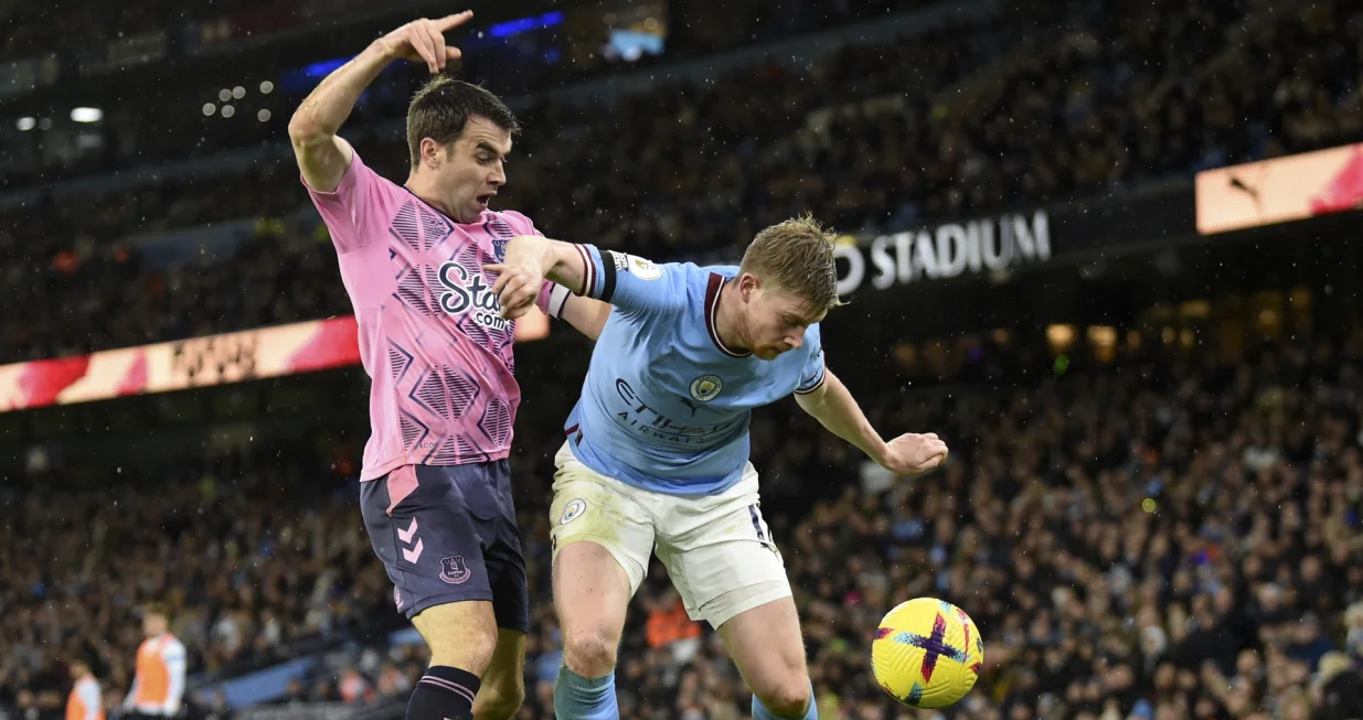 epa10384118 Kevin De Bruyne (R) of Manchester City in action against Seamus Coleman (L) of Everton during the English Premier League soccer match between Manchester City and Everton in Manchester, Britain, 31 December 2022. EPA/Peter Powell EDITORIAL USE ONLY. No use with unauthorized audio, video, data, fixture lists, club/league logos or 'live' services. Online in-match use limited to 120 images, no video emulation. No use in betting, games or single club/league/player publications