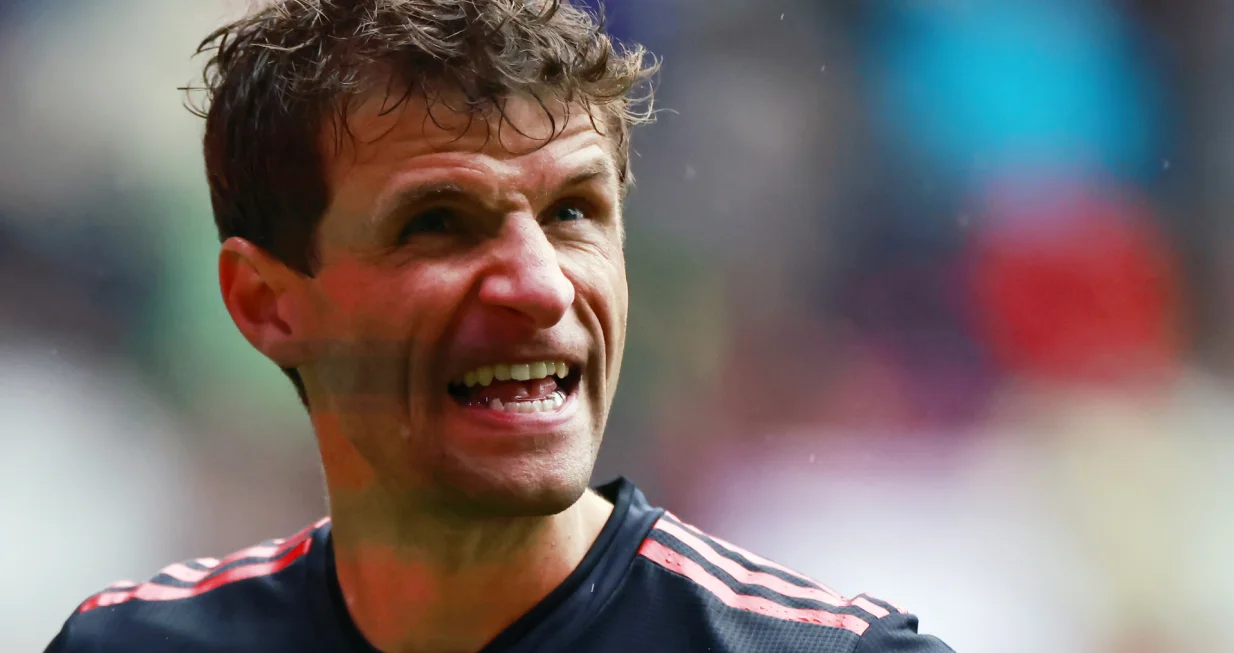 epa10190104 Munich's Thomas Muller reacts after the German Bundesliga soccer match between FC Augsburg and FC Bayern Munich in Augsburg, Germany, 17 September 2022. EPA/HANNIBAL HANSCHKE CONDITIONS - ATTENTION: The DFL regulations prohibit any use of photographs as image sequences and/or quasi-video.