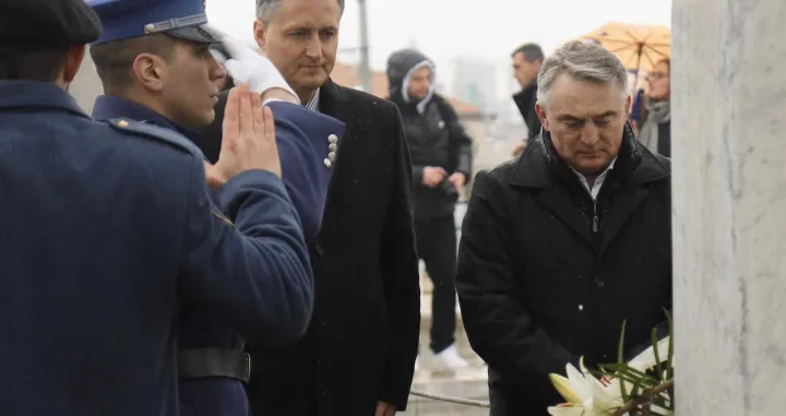 U znak sjećanja na sve one koji su položili živote za nezavisnost i slobodu Bosne i Hercegovine, danas je na Šehidskom mezarju Kovači u Sarajevu odata počast povodom Dana nezavisnosti BiH./Senad Gubelić