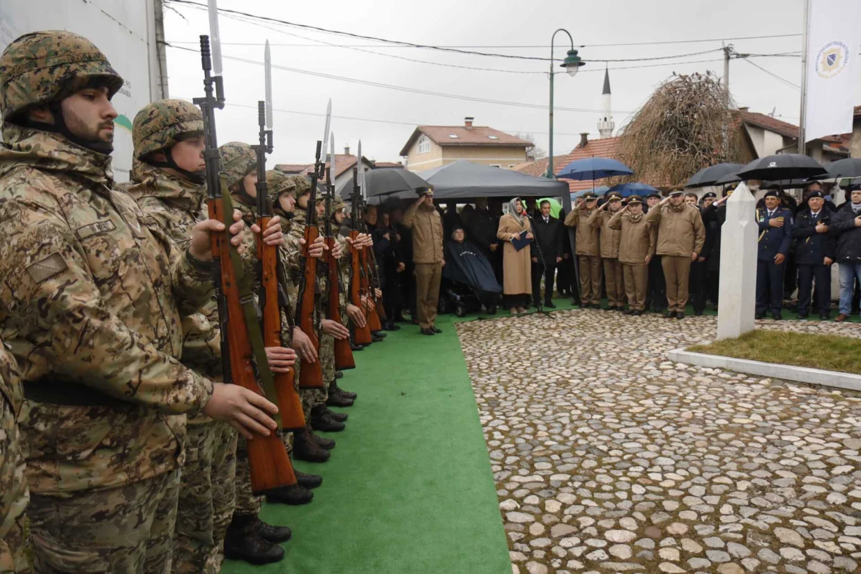 U znak sjećanja na sve one koji su položili živote za nezavisnost i slobodu Bosne i Hercegovine, danas je na Šehidskom mezarju Kovači u Sarajevu odata počast povodom Dana nezavisnosti BiH./Senad Gubelić