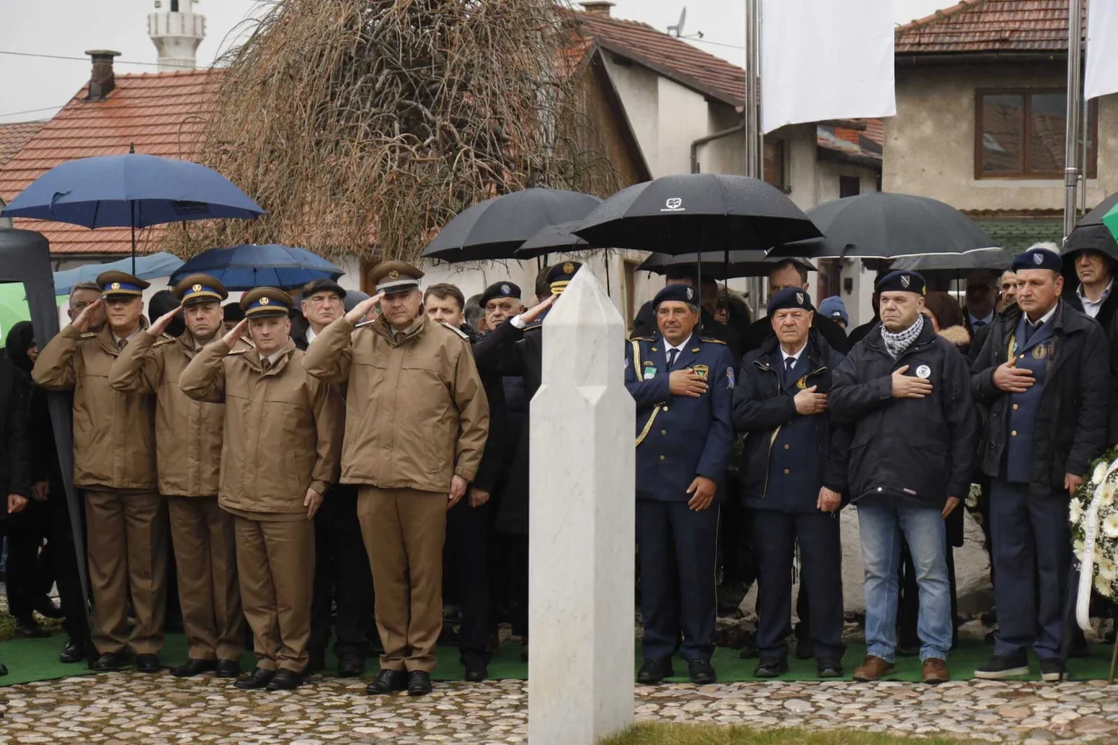 U znak sjećanja na sve one koji su položili živote za nezavisnost i slobodu Bosne i Hercegovine, danas je na Šehidskom mezarju Kovači u Sarajevu odata počast povodom Dana nezavisnosti BiH./Senad Gubelić