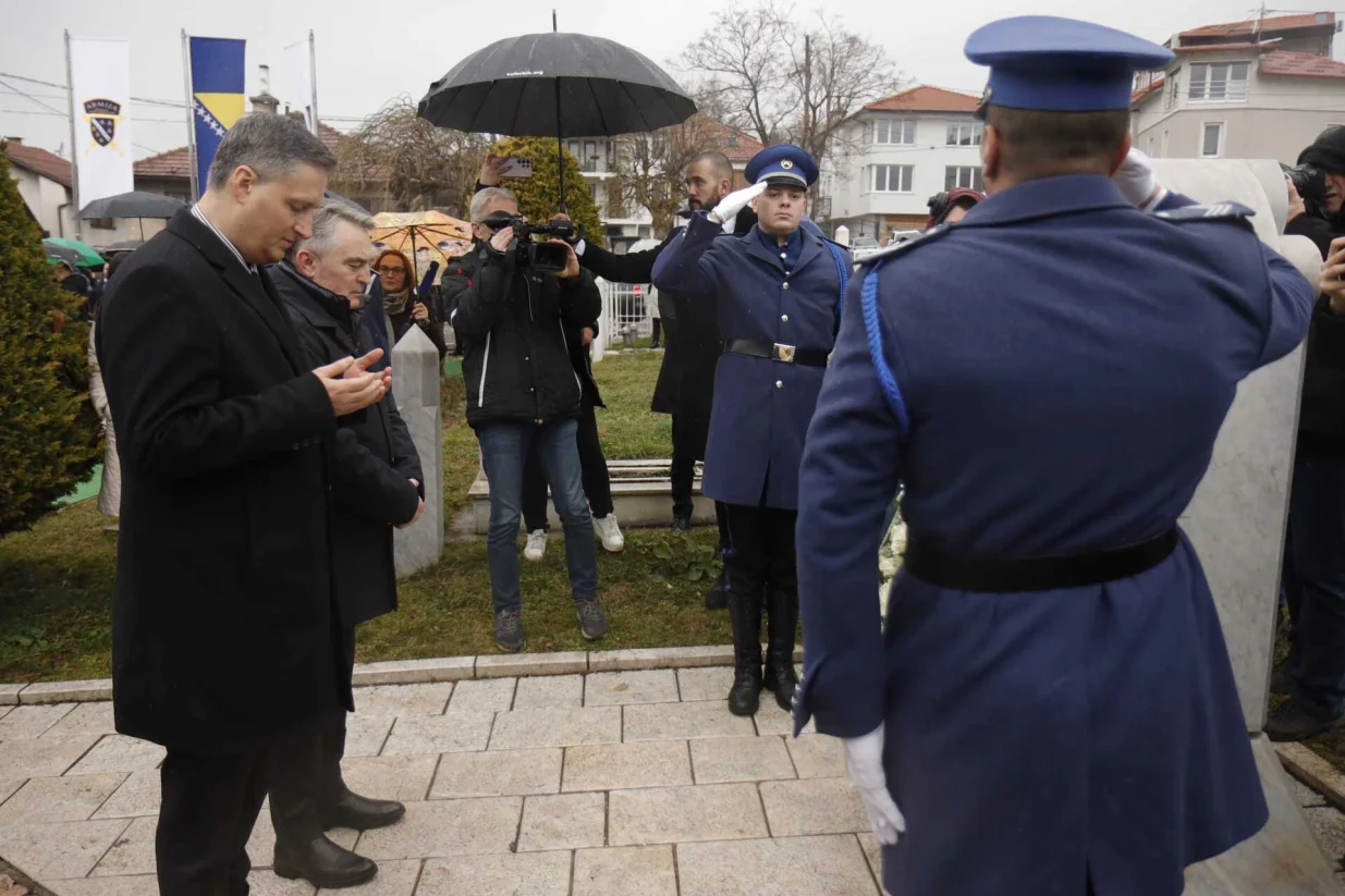 U znak sjećanja na sve one koji su položili živote za nezavisnost i slobodu Bosne i Hercegovine, danas je na Šehidskom mezarju Kovači u Sarajevu odata počast povodom Dana nezavisnosti BiH./Senad Gubelić