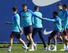 epa10292337 FC Barcelona's defender Gerard Pique (C-L) and striker Ansu Fati (C-R) attend a training session at Joan Gamper Sports City in Barcelona, Catalonia, Spain, 07 November 2022. EPA/Enric Fontcuberta