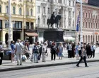 epa09960507 People wait for public transport at Ban Jelacic Square in downtown Zagreb, Croatia, 20 May 2022. Croatia, which joined the EU in 2013, is set to join the Eurozone in January 2023, with the introduction of the euro as the country's official currency after Croatian lawmakers voted in favor of legislation to bring the shared currency. EPA/ANTONIO BAT/Antonio Bat