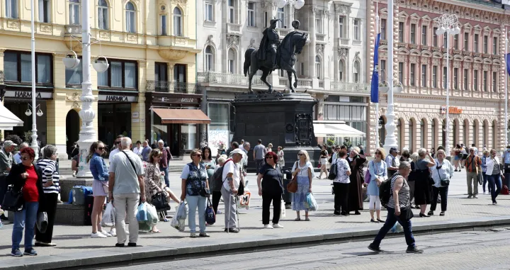 epa09960507 People wait for public transport at Ban Jelacic Square in downtown Zagreb, Croatia, 20 May 2022. Croatia, which joined the EU in 2013, is set to join the Eurozone in January 2023, with the introduction of the euro as the country's official currency after Croatian lawmakers voted in favor of legislation to bring the shared currency. EPA/ANTONIO BAT/Antonio Bat