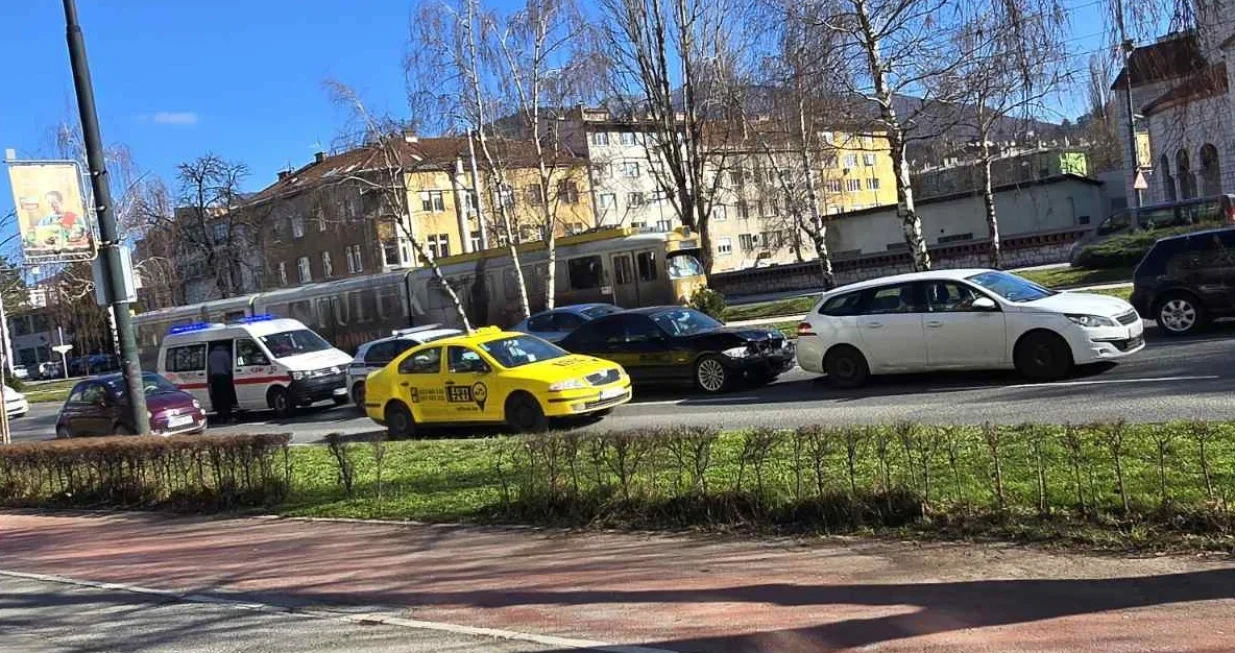 Saobraćajna nesreća u ulici Zmaja od Bosne u Sarajevu/Čitatelj Oslobođenja