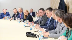 Ministar vanjske trgovine i ekonomskih odnosa BiH Staša Košarac održao je danas radni sastanak sa direktorima i zamjenicima direktora agencija na nivou Bosne i Hercegovine, a koji dolaze iz entiteta Republika Srpska. Sastanak je održan u Administrativnom centru Vlade RS-a u Istočnom Sarajevu.//