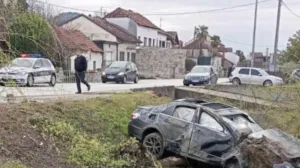 Muškarac je ostavio slupan automobil i pobjegao/Crna Hronika