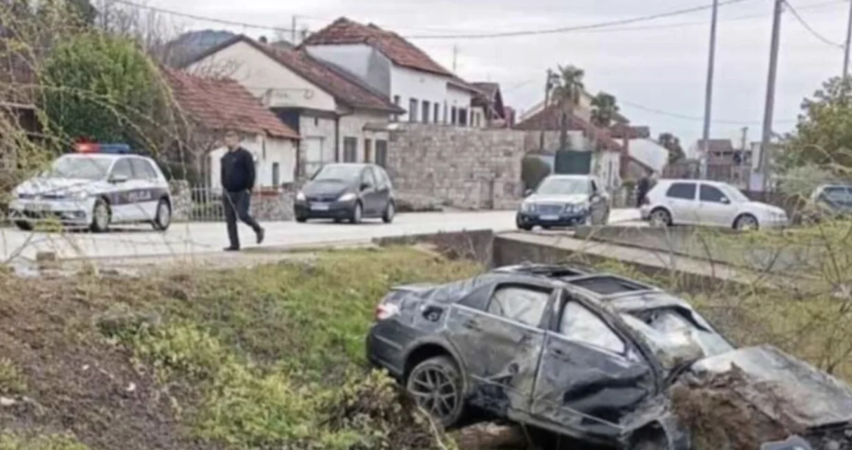 Muškarac je ostavio slupan automobil i pobjegao/Crna Hronika