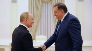 epa10195418 Russian President Vladimir Putin (L) shake hands with the Serb Member of the Presidency of Bosnia and Herzegovina Milorad Dodik (R) during their meeting in Moscow, Kremlin, Russia, 20 September 2022. EPA/MIKHAEL KLIMENTYEV/SPUTNIK/KREMLIN POOL MANDATORY CREDIT/Mikhael Klimentyev/Sputnik/Kremlin Pool