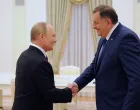 epa10195418 Russian President Vladimir Putin (L) shake hands with the Serb Member of the Presidency of Bosnia and Herzegovina Milorad Dodik (R) during their meeting in Moscow, Kremlin, Russia, 20 September 2022. EPA/MIKHAEL KLIMENTYEV/SPUTNIK/KREMLIN POOL MANDATORY CREDIT/Mikhael Klimentyev/Sputnik/Kremlin Pool