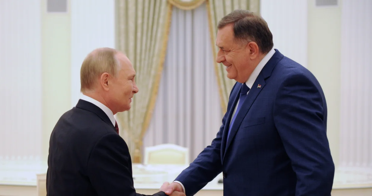 epa10195418 Russian President Vladimir Putin (L) shake hands with the Serb Member of the Presidency of Bosnia and Herzegovina Milorad Dodik (R) during their meeting in Moscow, Kremlin, Russia, 20 September 2022. EPA/MIKHAEL KLIMENTYEV/SPUTNIK/KREMLIN POOL MANDATORY CREDIT/Mikhael Klimentyev/Sputnik/Kremlin Pool