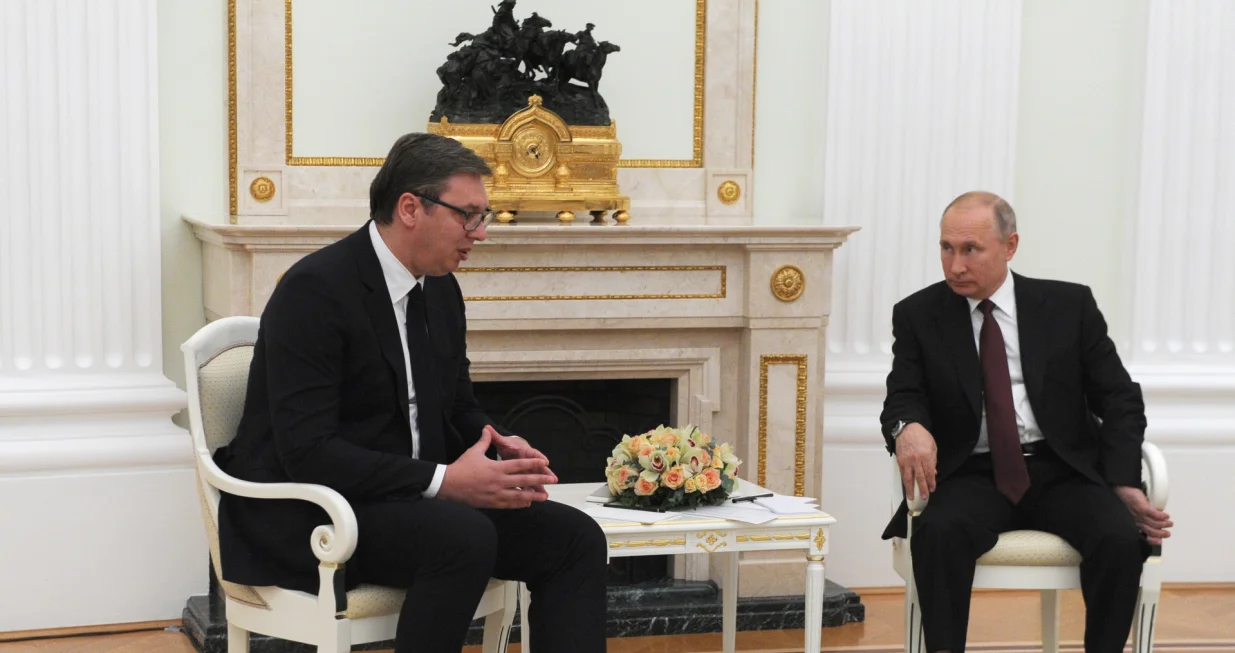 epa08504717 Russian President Vladimir Putin (R) meets with Serbian President Aleksandar Vucic (L) at the Kremlin, in Moscow, Russia, 23 June 2020. Aleksandar Vucic arrived in Moscow to take part on 24 June in celebrations marking the 75th anniversary of Victory in the WWII. EPA/ALEXEI NIKOLSKY/SPUTNIK /KREMLIN POOL MANDATORY CREDIT/Alexei Nikolsky/sputnik /kremlin Pool