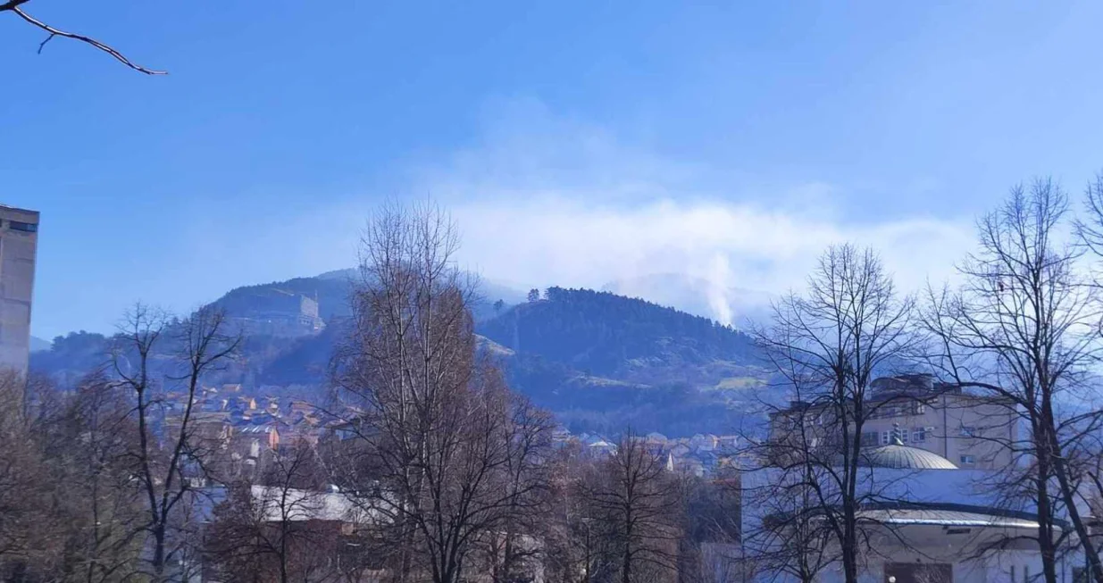 Vidljiv gusti dim na Trebeviću/Oslobođenje/