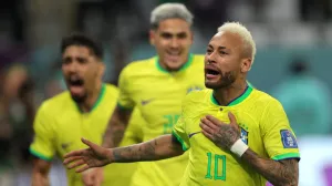 epaselect epa10357379 Neymar (R) of Brazil celebrates after scoring the 1-0 lead during the FIFA World Cup 2022 quarter final soccer match between Croatia and Brazil at Education City Stadium in Doha, Qatar, 09 December 2022. EPA/Friedemann Vogel