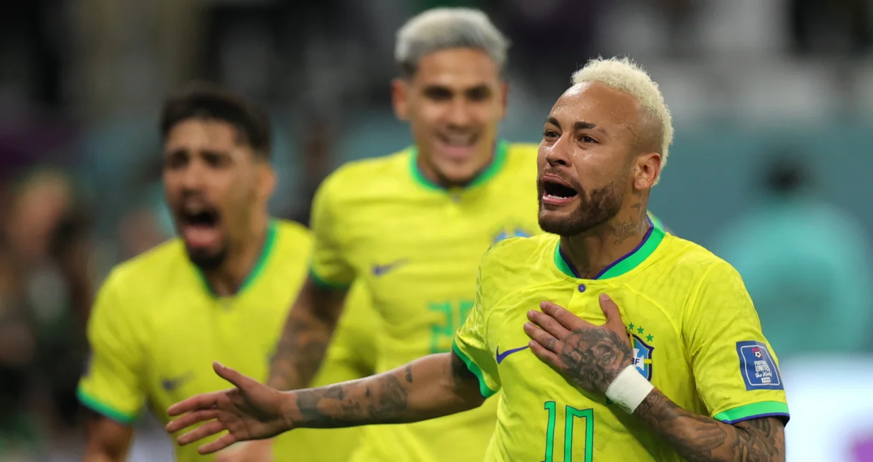 epaselect epa10357379 Neymar (R) of Brazil celebrates after scoring the 1-0 lead during the FIFA World Cup 2022 quarter final soccer match between Croatia and Brazil at Education City Stadium in Doha, Qatar, 09 December 2022. EPA/Friedemann Vogel