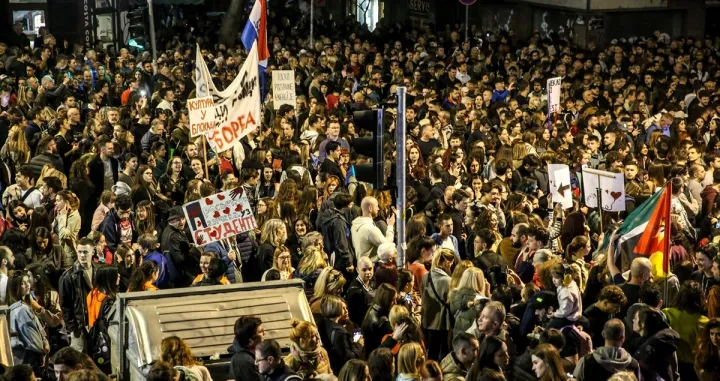 Studenti, građani i zaposleni u RTS-u protestovali ispred zgrade RTS-a, studentski protest, Srbija, "Tišina odjekuje"/Anadolija