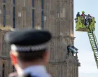 LONDON, VELIKA BRITANIJA - 8. MART: Muškarac se jutros popeo na toranj Big Ben u Londonu odakle je mahao palestinskom zastavom i uzvikivao slogan "slobodna Palestina". (Thomas Krych - Anadolu Agency)/